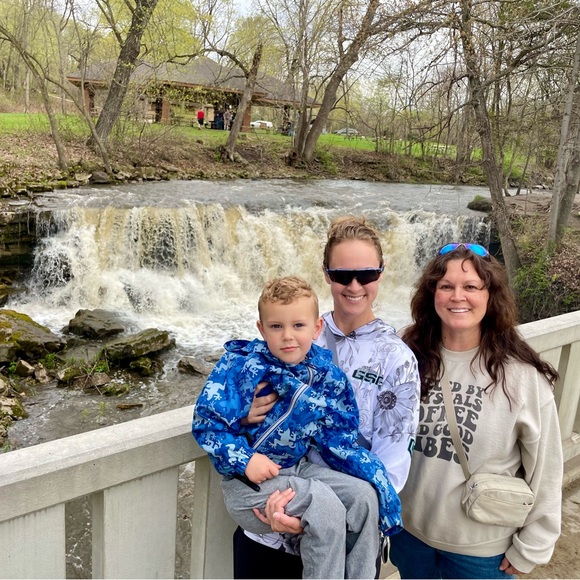 ๐ฆIโm Stefani & thanks for stopping by my closet๐ฆ - Picture 8 of 16